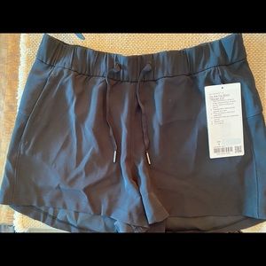 NWT lululemon on the fly short 2.5 inch 8